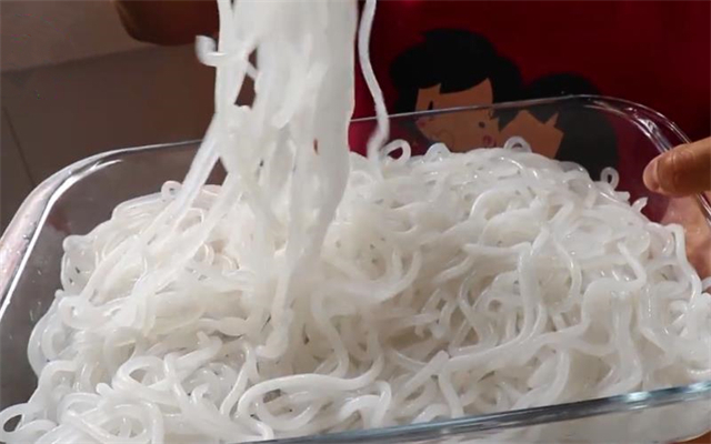 碱面|不用一点明矾,教你自制土豆粉条,白色透明筋道,比买的好多了