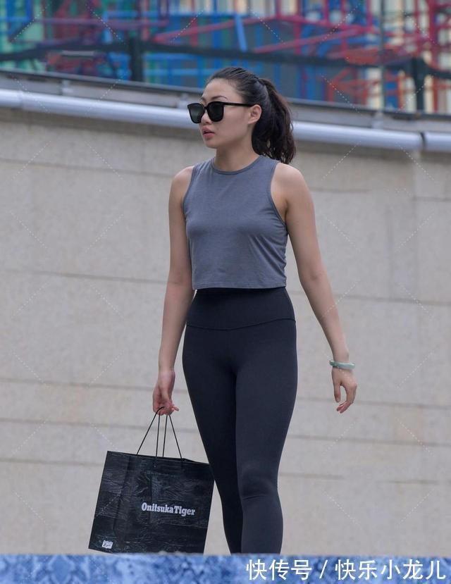 帅气 运动型背心搭配帅气短裙,时尚大气,帅气十足