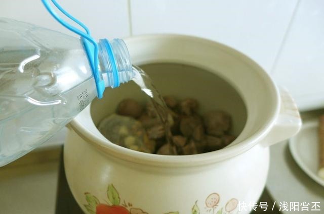 炖羊肉的时|炖羊肉时,这个香料不要放,加了就等于毁了羊肉,好多人都做错