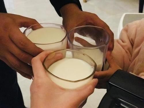 身边朋友都会问宝宝20个月了到底可不可以喝纯牛奶