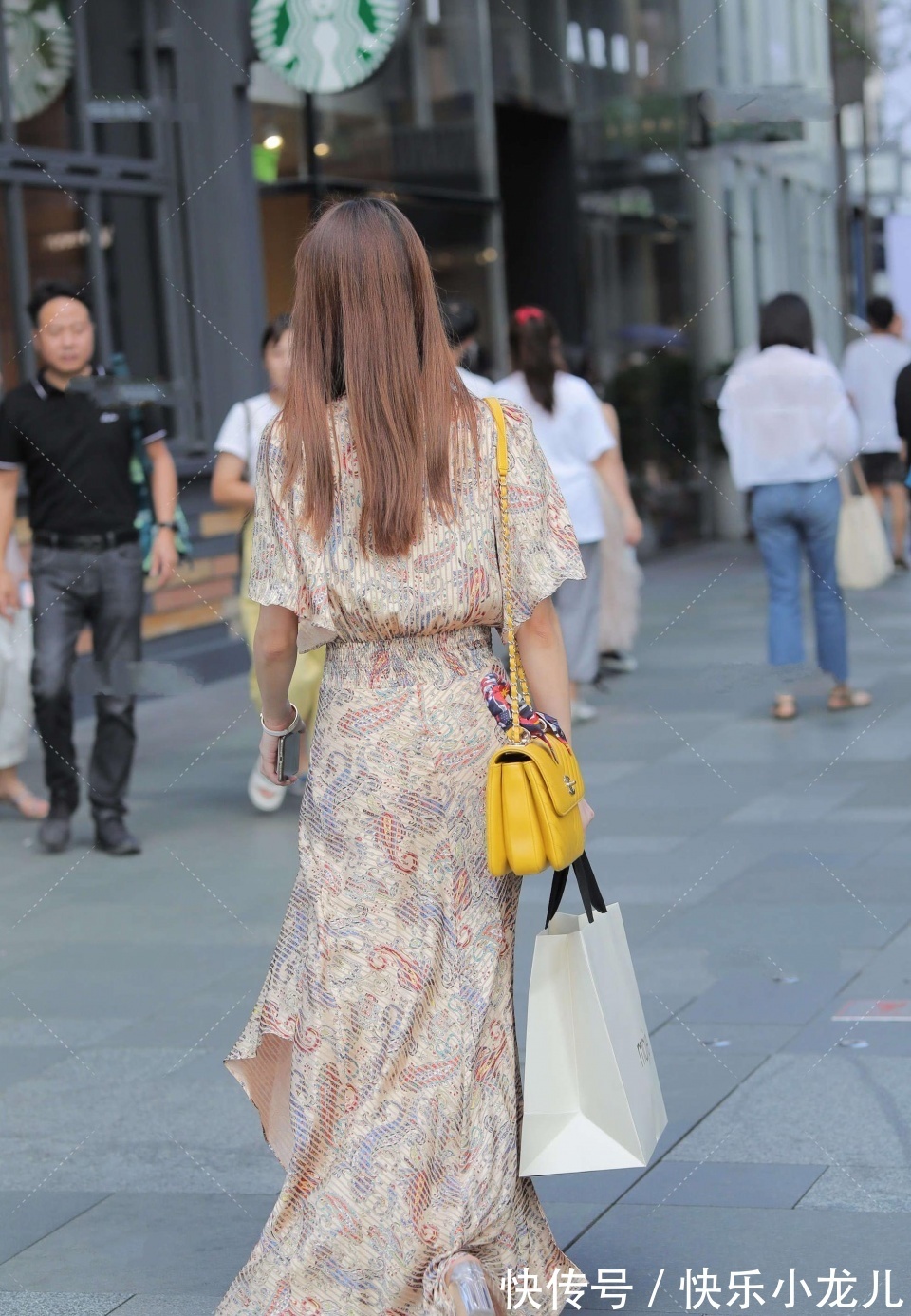 美女|以她高贵的外表，精致的高跟鞋，这种美女恐怕不容易驾驭