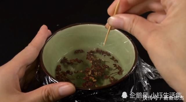 不管家里有没有钱,抓紧在床底撒一把花椒,好多人不懂,早知早好