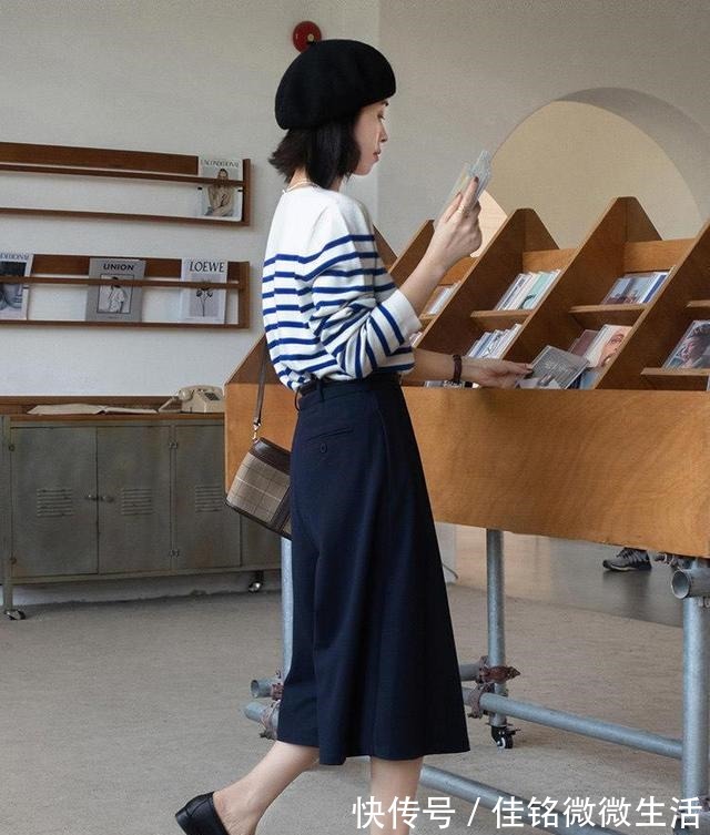 搭配 秋冬,怎么穿半身裙才洋气,搭配卫衣或者针织衫,简约洋气又优雅!