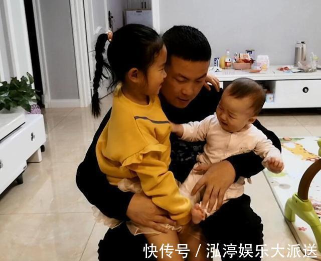 小宝|大女儿吃醋想让爸爸抱,没想小儿子醋意更大,爸爸能分身多好