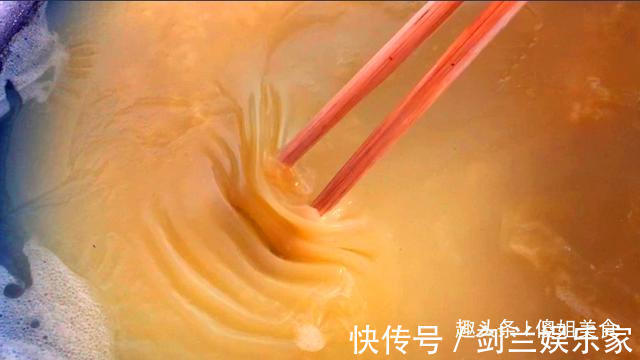 熬小米粥时,有人加油、有人加碱都不对!教你正确做法,太香了