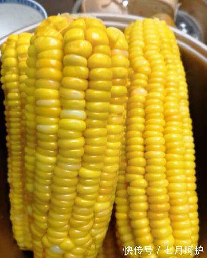 朋友们|刚知道，煮玉米不能只放清水！再加这2味，玉米软糯清甜，超好吃
