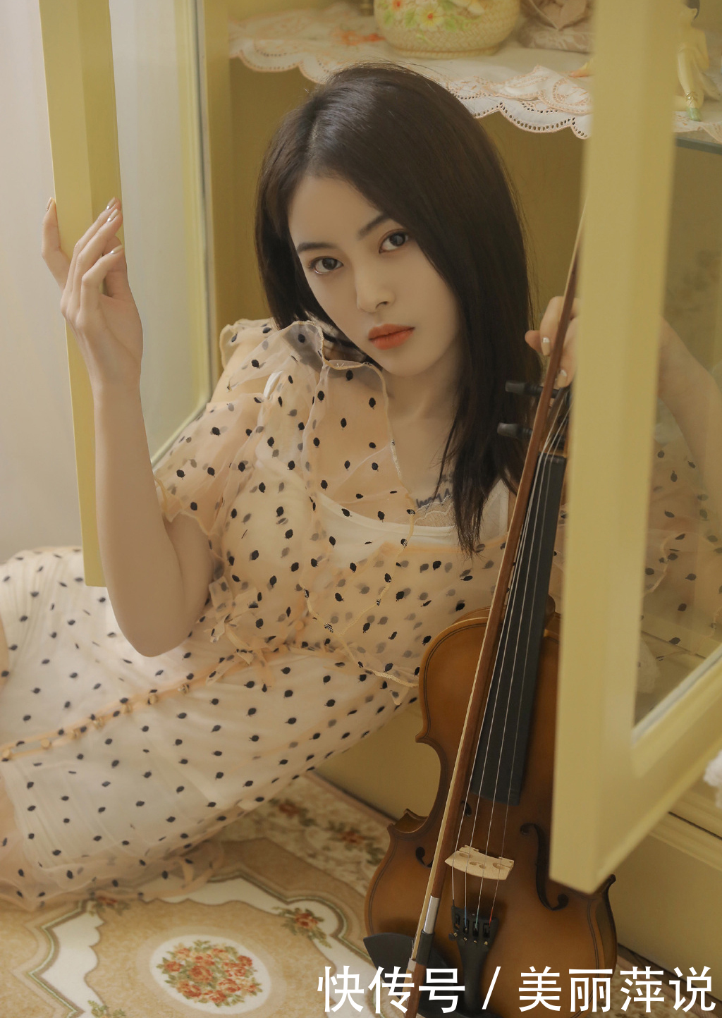 白嫩|美女写真透明纱裙美女白嫩美腿性感写真图片