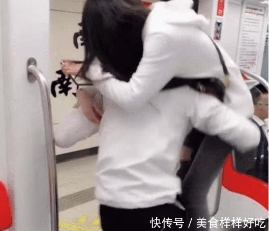地铁|抖音小姐姐地铁一直“撩汉”,没想到直接被抗走,神操作!