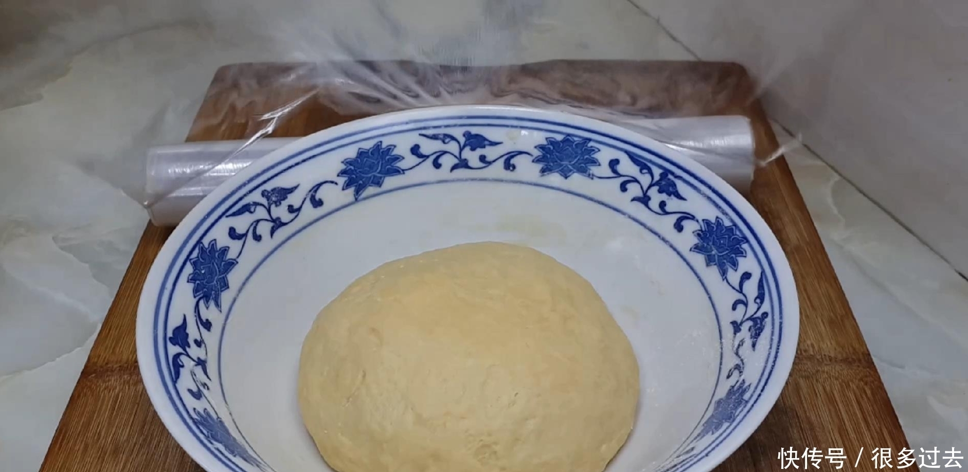 面粉别炸油条了,加3个鸡蛋,个个松软又空心,比麻花面包还好吃