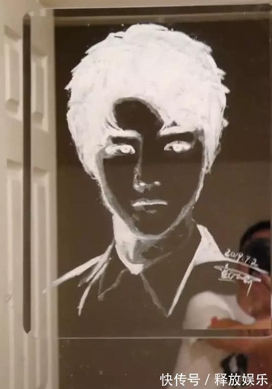 王俊凯!有种“变脸”叫做牙膏画,明明是王一博,关灯却变王俊凯,跪服了