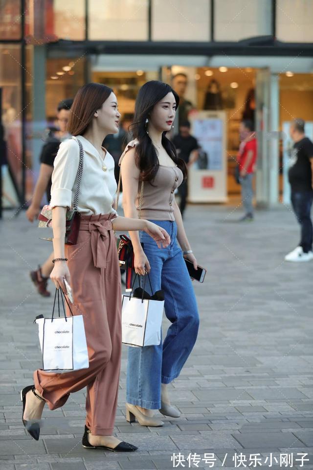 牛仔|时尚又优雅的穿搭,飞飞袖小衫配牛仔阔腿裤,轻松穿出靓丽的造型