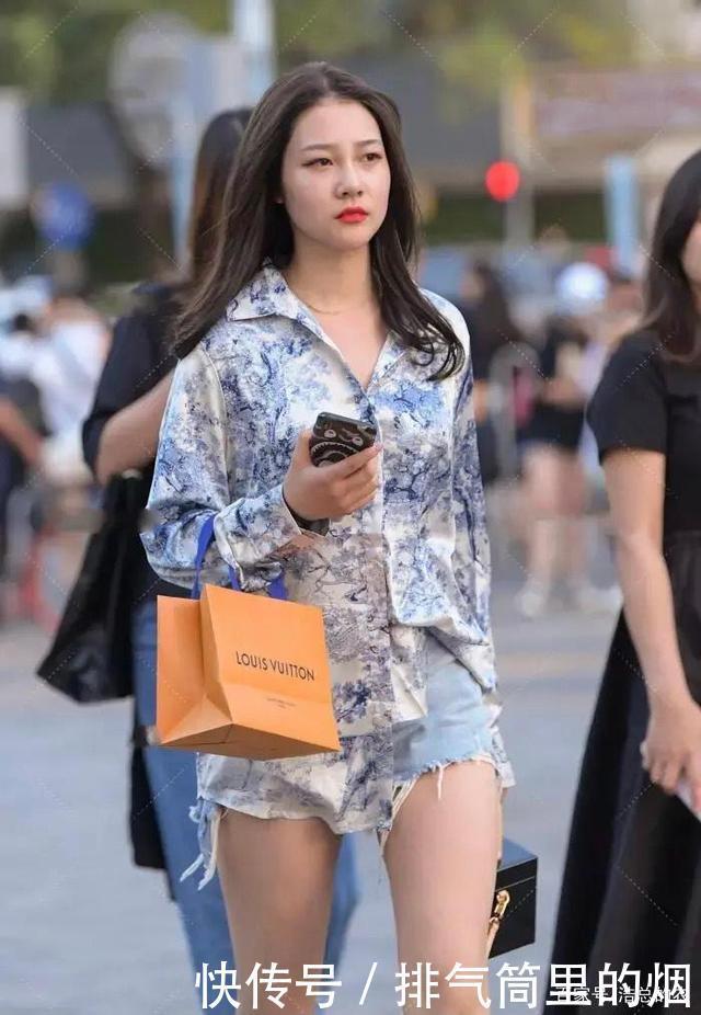 十足|小姐姐青春感十足,蓝色印花衬衫配浅蓝裤子,个性时尚