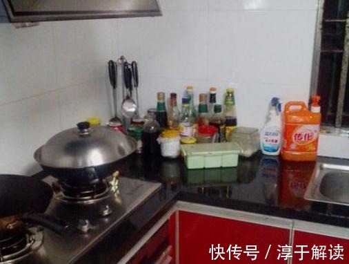 保鲜|建议大家:厨房别再摆瓶瓶罐罐了,学她家这样做,干净整洁又实用
