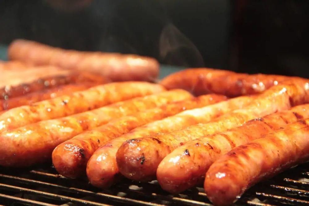 红曲|街边2元一根的烤肠里究竟是啥?看完惊掉下巴!