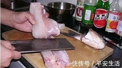 大厨做水煮鱼的秘方,鱼片下锅前,加入这3味腌制,鲜香味美