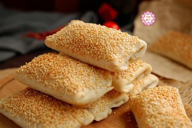 油皮|薄薄的皮儿脆脆的壳儿,一捏就碎一碰就掉渣,这个烧饼真香