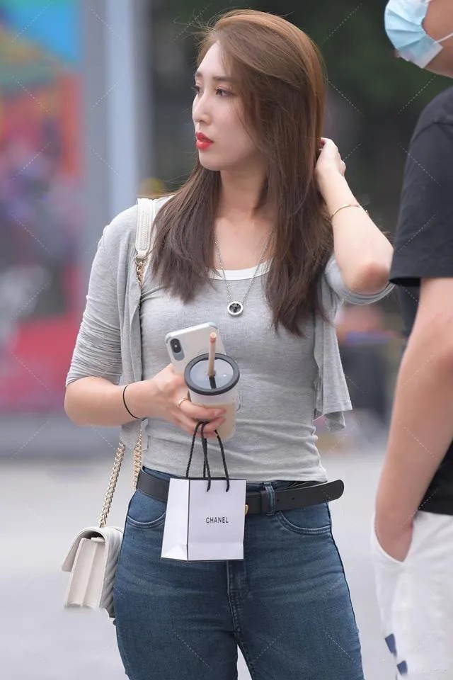 牛仔裤又开始火爆了吗？显腿型瘦不说，还时髦上档次！