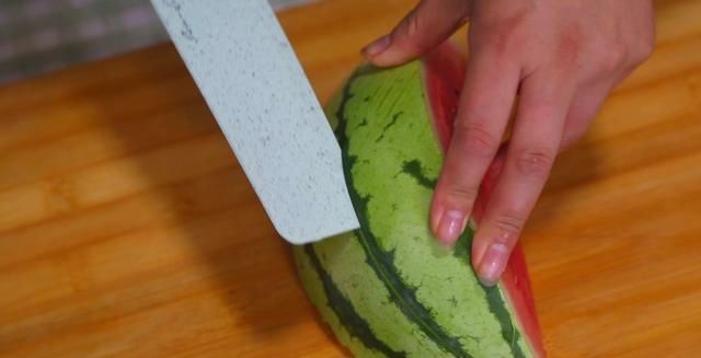 果汁|开启吃西瓜的创意新方式用这三个动作切西瓜它不脏也不流果汁