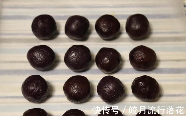 紫薯蛋黄酥|紫薯蛋黄酥的简单做法，香酥可口，营养美味！