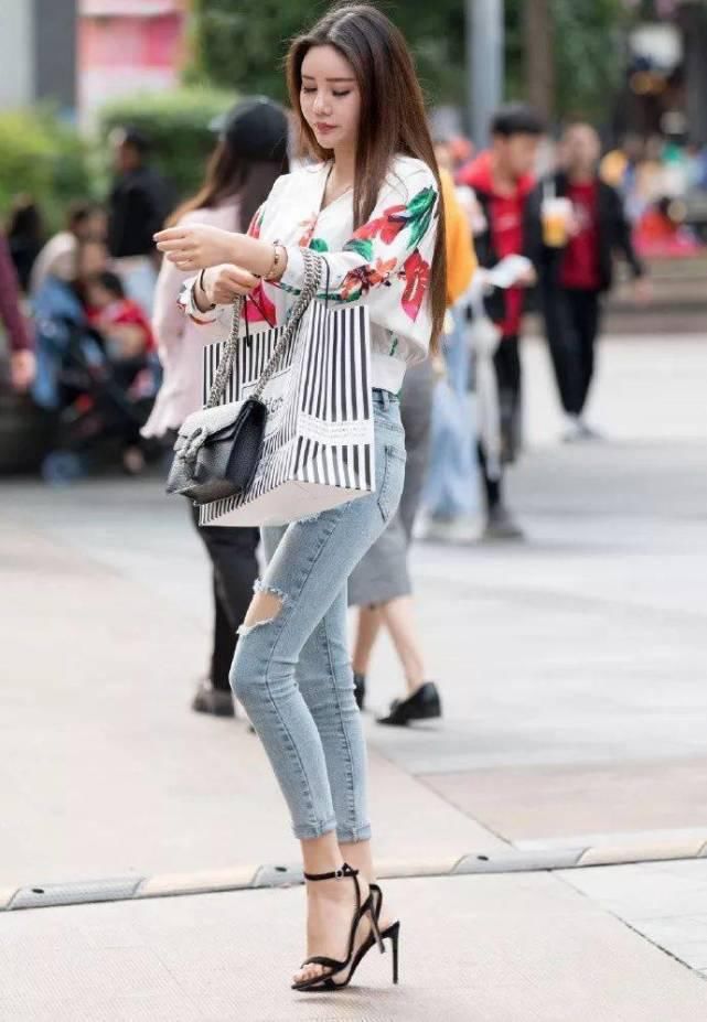 美女脚上选择搭配一双浅粉色的高跟鞋，带着少女心，更显年轻