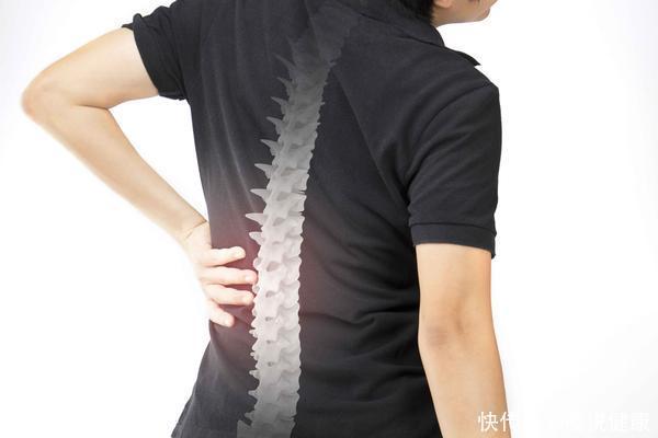 骨头变“空”，一般会有4种症状，若你全没有，骨质疏松离你还远