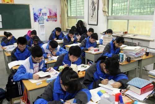 差距|同样是念初中,一个孩子选择住校,一个选择走读,中考后差距明显