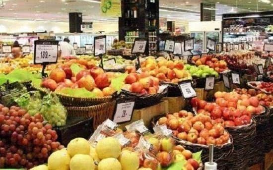 超市|男孩在超市捏葡萄玩,妈妈说了一句话,售货员不敢阻止了