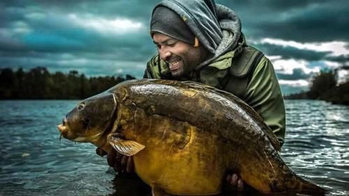 在欧洲钓鲤鱼是一项非常高大上的运动,一套装备要几干欧