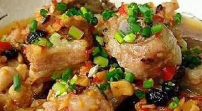 香浓可口的几道下饭菜，好吃易做上桌快，蒸好的排骨滤掉汤汁