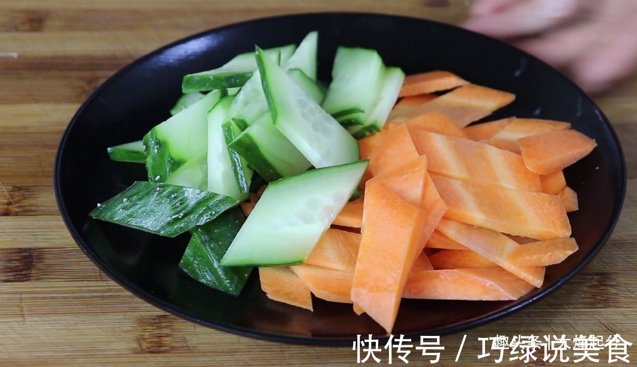 2根黄瓜,1个土豆,简单一做,看着就馋人了,上桌就扫光