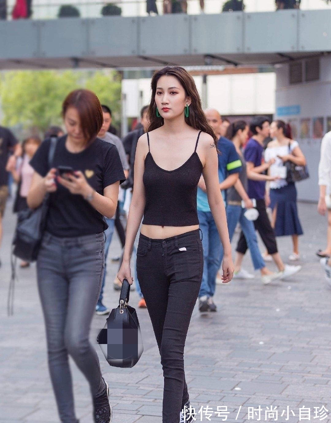 女装 黑色上衣搭配长裤,设计感十足,凸显独特美感