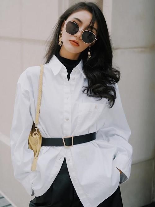 “衬衫塞裤子”穿法太普通了，今春流行“衬衫＋腰带”，很高级