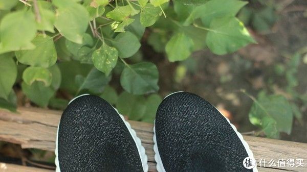 鞋底 比起踩屎感,我更喜欢袜套式,一双鞋才十几元却给你快乐脚感