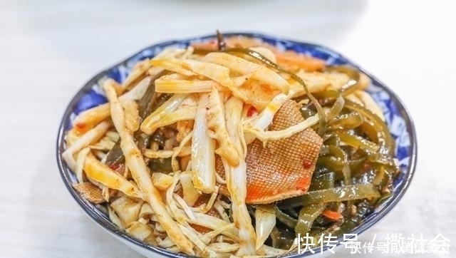 辣椒面|老家来亲戚，花两百多块钱做了11个菜招待，大伙吃了一锅米饭