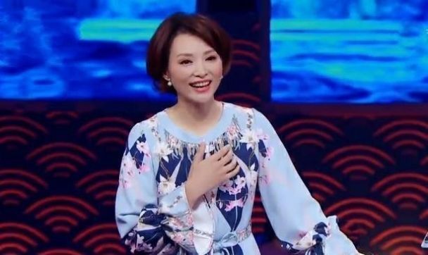 董卿|7岁选手上诗词大会,董卿念句诗让他很无辜,康震笑得停不下来