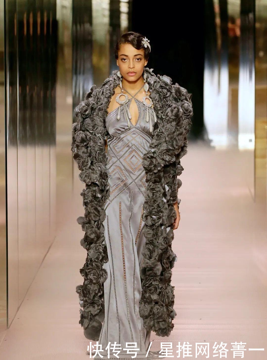 jones|黛米·摩尔走秀的FENDI2021高定秀,她们为艺术站台