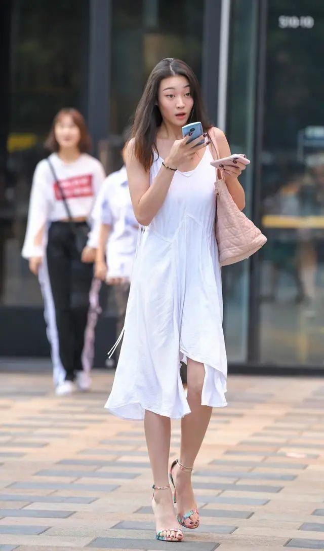 吊带 连衣裙穿搭这样好迷人，既能兼顾休闲舒适，搭配出不同风采