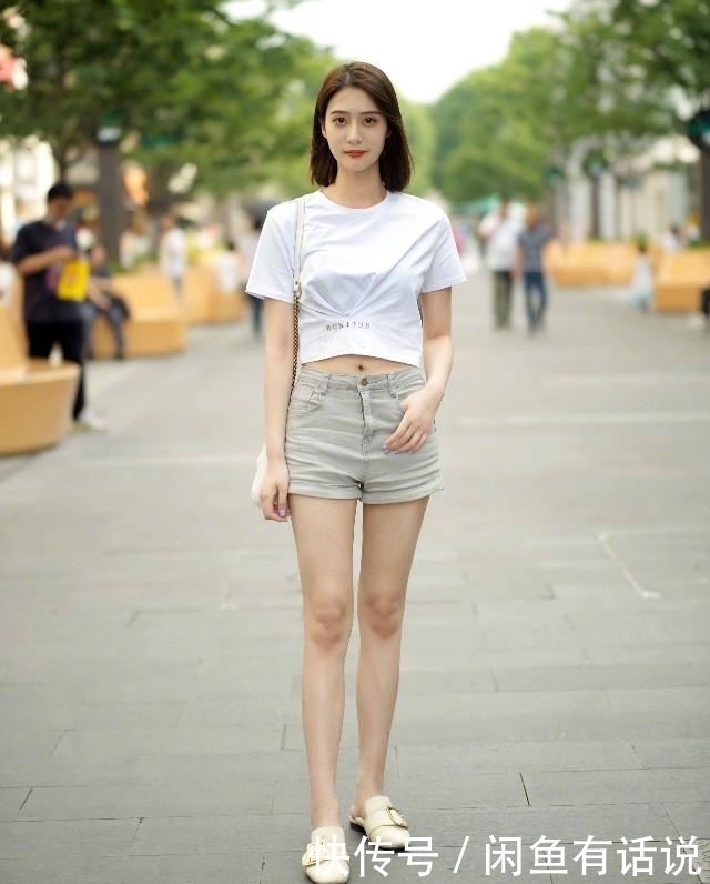 小姐姐|今年夏天上衣短点才时髦,看街拍素人小姐姐就知道,显瘦还好显高