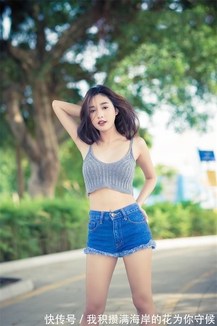 清新|街拍粉色上衣搭配白色紧身短裤,清新的感觉真的是扑面而来