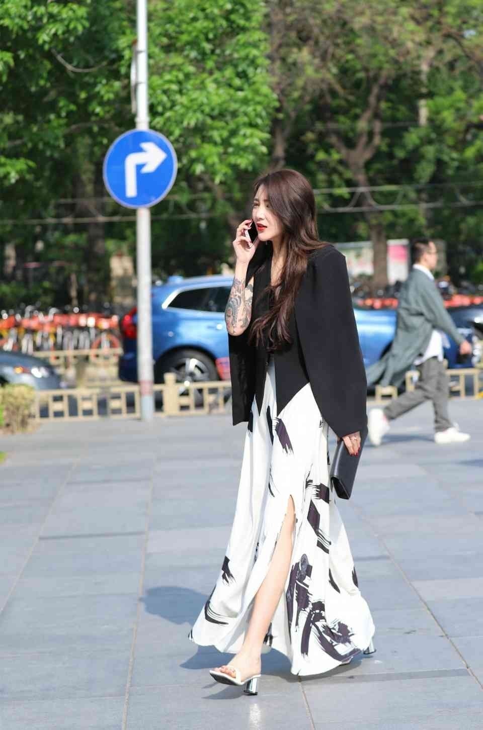 青春活力|街拍优雅洋气的小美女,秀出青春活力范,笑容甜美