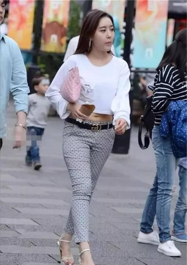 气质|街拍美女小姐姐的清爽穿搭,展现出了灵动迷人的典雅气质