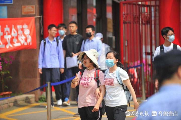 首场|轻松！高考第三天首场考试结束后考生笑着出场