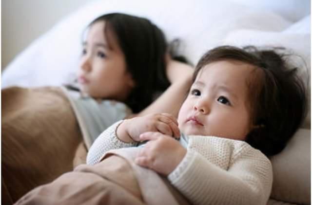 孩子|孩子多大该跟父母分房睡?不少爸妈做错,往往容易使娃失去安全感