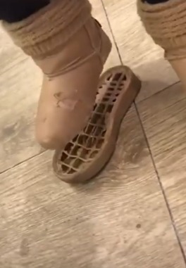 儿子走着走着突然停下不走了,当儿子抬起脚的时候,妈妈的心好痛