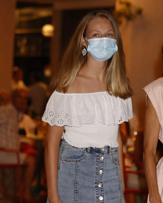 诺拉|西班牙全家集体换装!长公主首次穿一字肩,食指戴戒指渴望恋爱