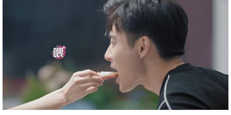 心動的信號|心動的信號4：女2喂男1吃東西，女4也很主動，送男1專屬禮物