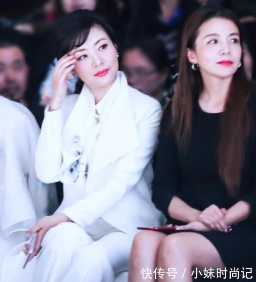 西装套装 周涛白色西装套装现身活动,时髦优雅气质出众,主持人气场就是强