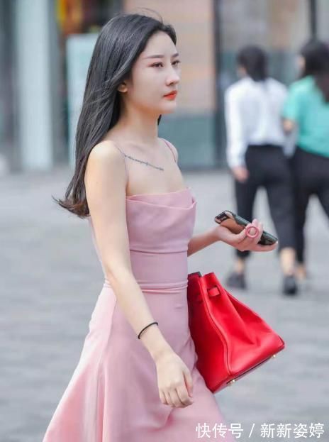 高跟鞋|粉色吊带裙+一字小高跟,简单大方又不失时髦,独特气质一览无余