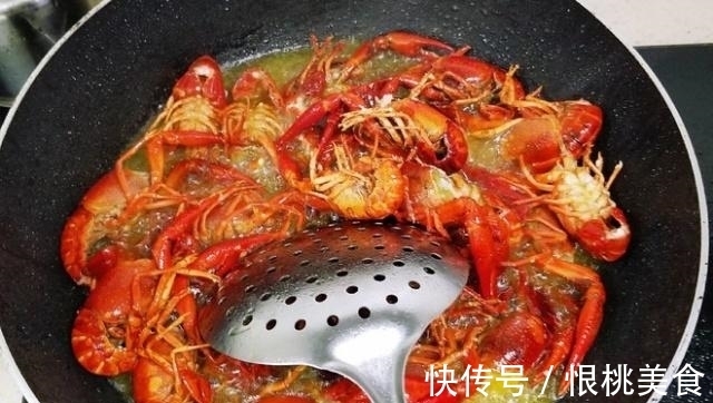 老师傅剥虾的“小技巧”,1分钟看会,从此剥虾不费劲,1秒一个