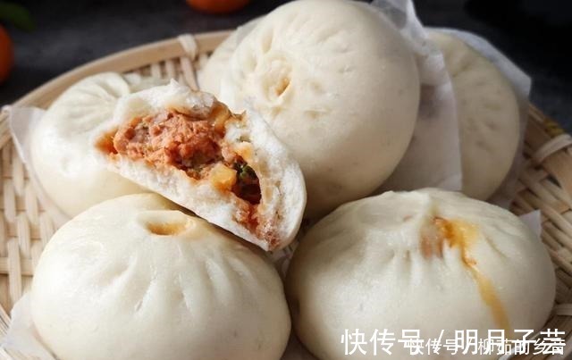 蒸包子时,发面多加1勺,学会3招,保证香软又蓬松,好吃不塌陷